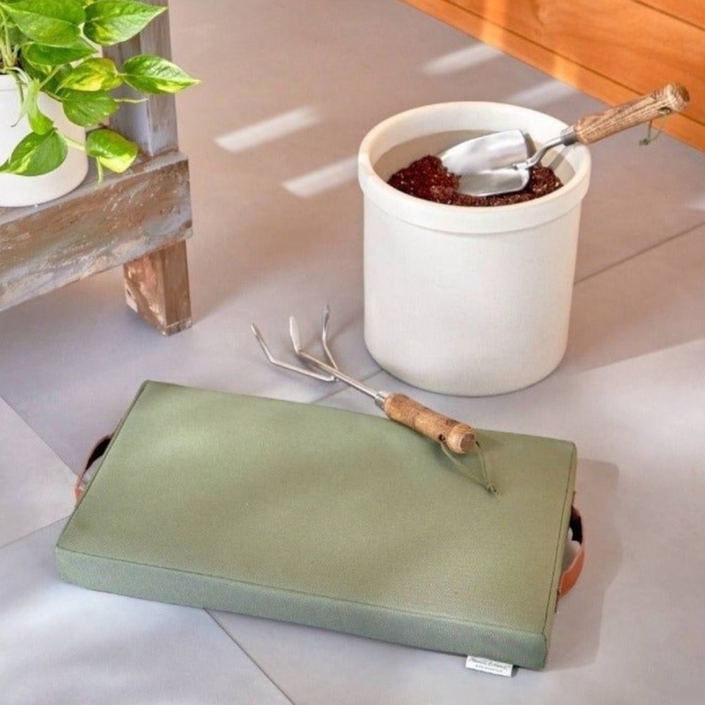 HEARTH & HAND WITH MAGNOLIA CUSHIONED KNEELING PAD GARDEN KNEELER GREEN